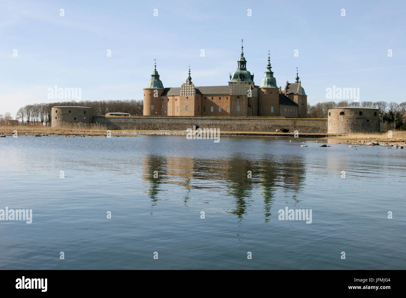 KALMAR CASTLE on the beach to the water outside Kalmar 2005 has played a crucial part in Swedish history.Tha Kalmar Union was formed at the Castle 139 Stock Photo