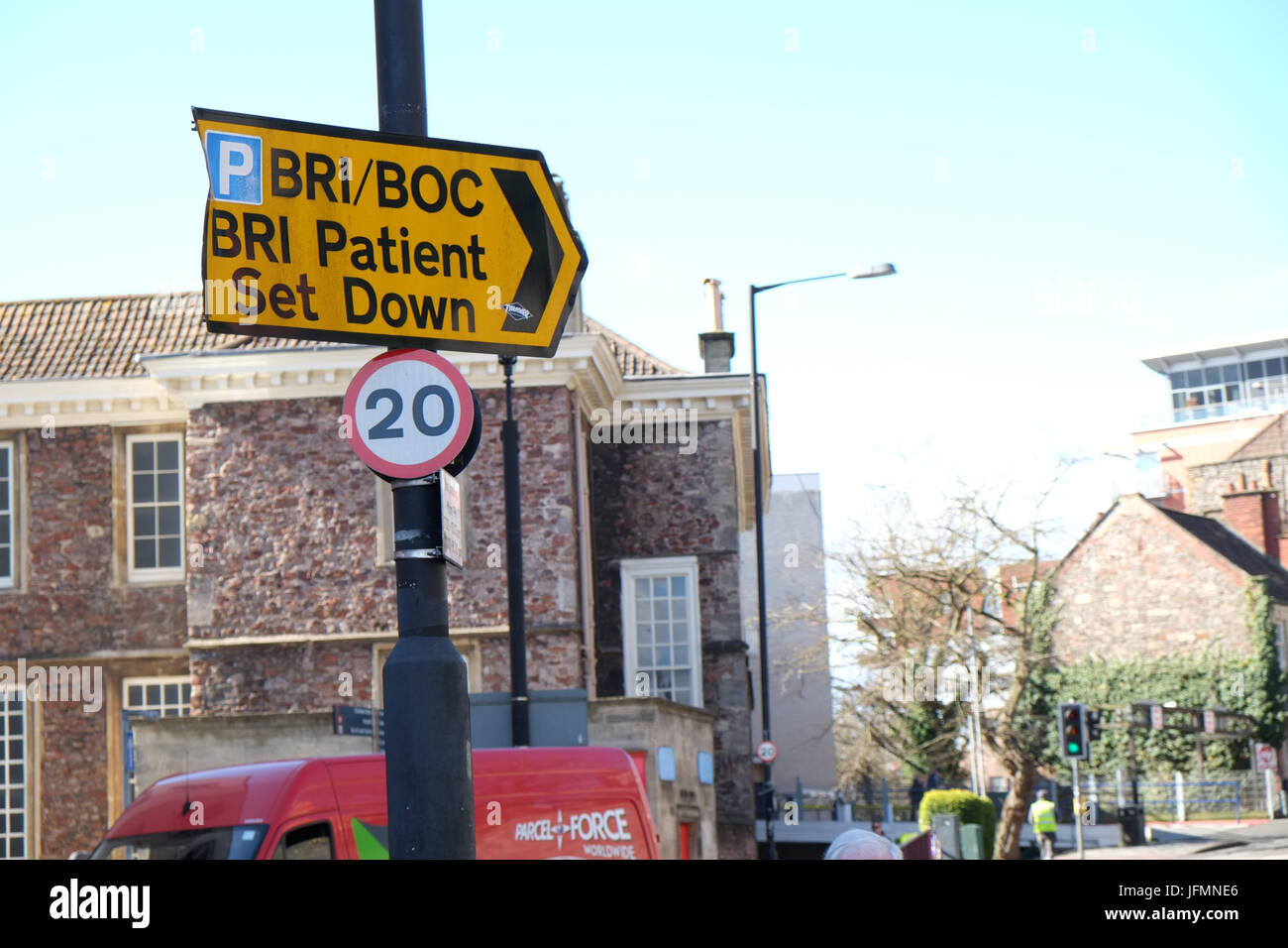 March 2015 - Yellow direction arrow showing the way to the Bristol Royal Infirmary ( BRI ) patient set down point Stock Photo