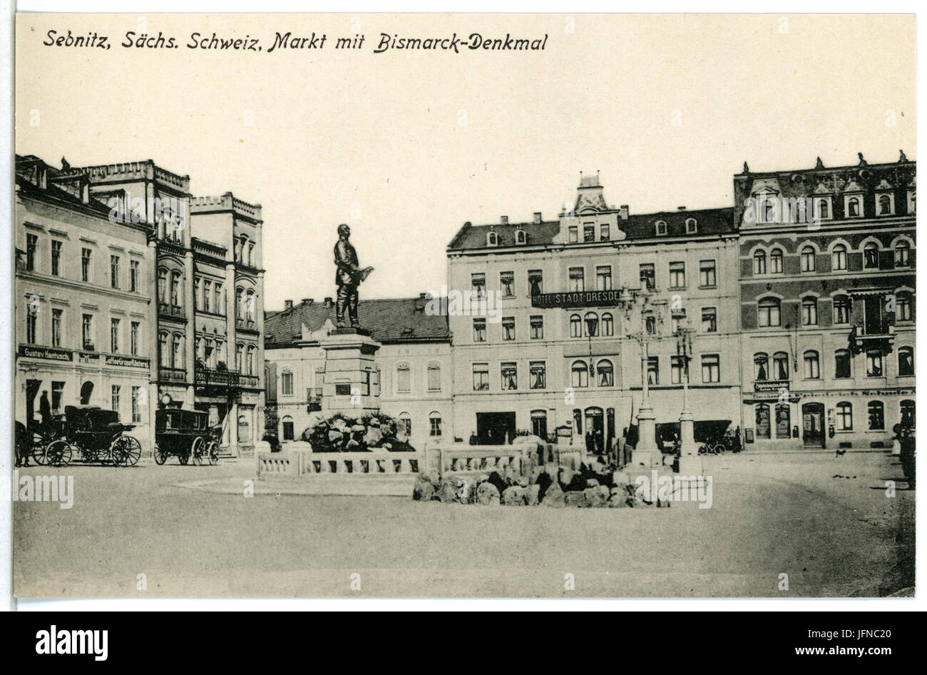 05715-Sebnitz-1905-Markt mit Bismarckdenkmal und Kutschen-Brück & Sohn Kunstverlag Stock Photo