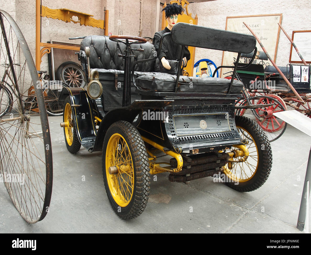 Automobile vis-à-vis De Dion-Bouton | Musée des Arts et Métiers