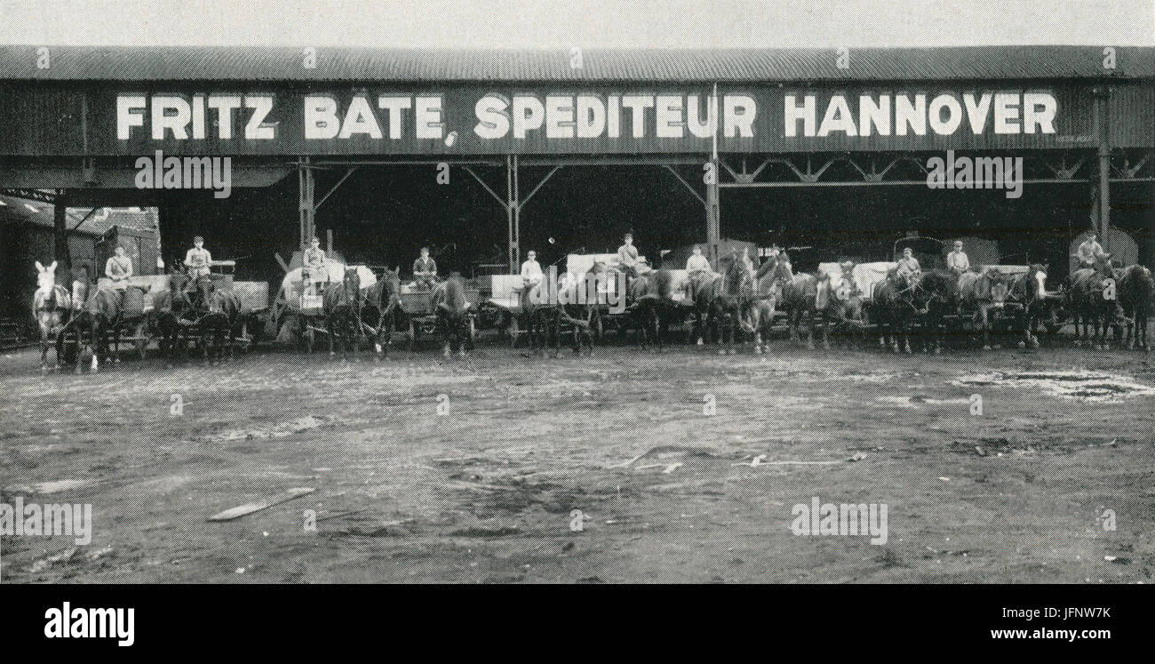 1900 circa, Spedition Bäte, Hannover, Bachstraße 3 in der Nordstadt, Pferdefuhrwerke mit Kutschern Stock Photo