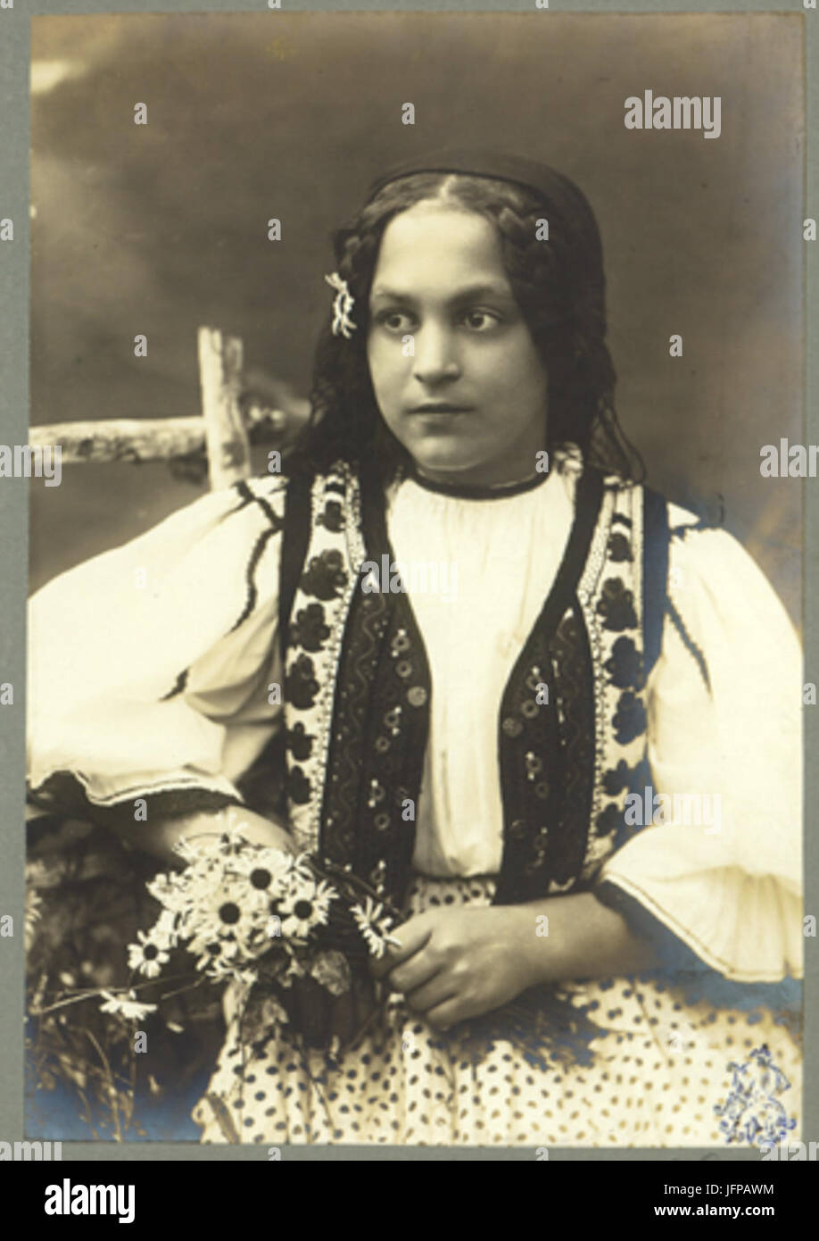 Adler - Costum popular feminin din Orăştie jud. Hunedoara 4 Stock Photo -  Alamy