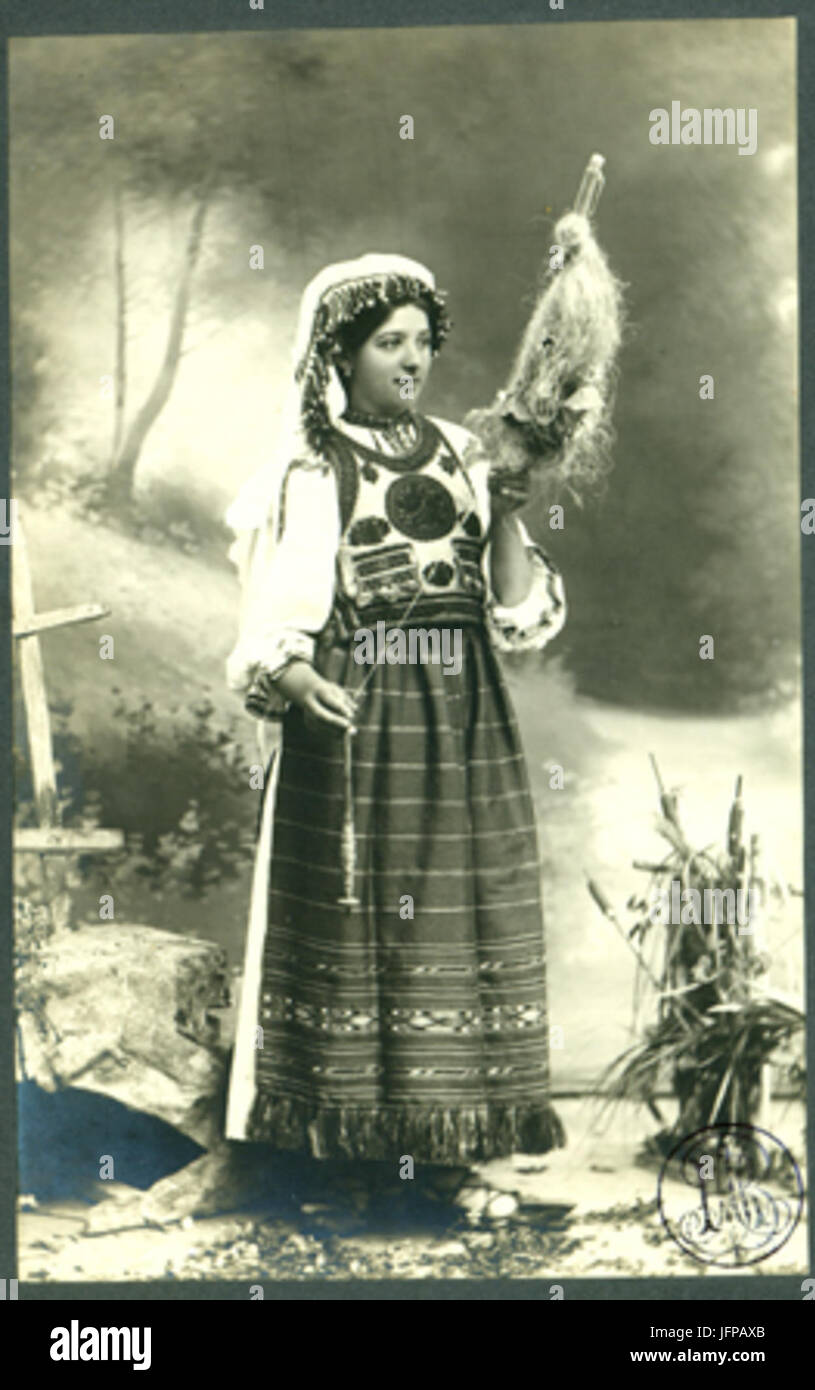 Adler - Costum popular românesc din Tulgheş tânără nevastă torcând Stock  Photo - Alamy