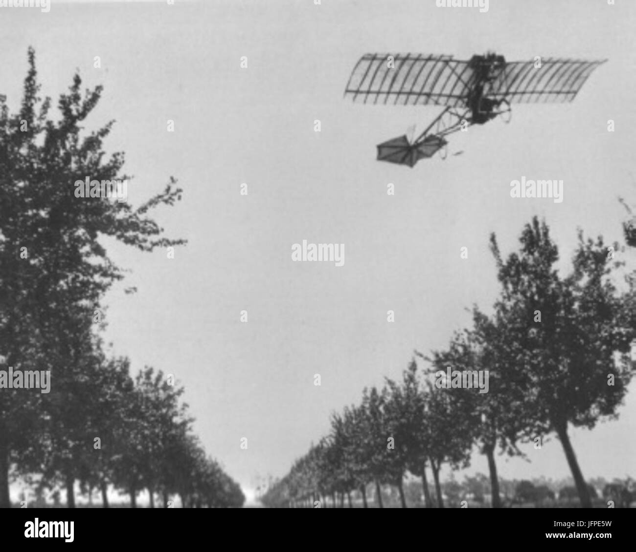 Alberto Santos Dumont flying the Demoiselle 28190929 Stock Photo - Alamy