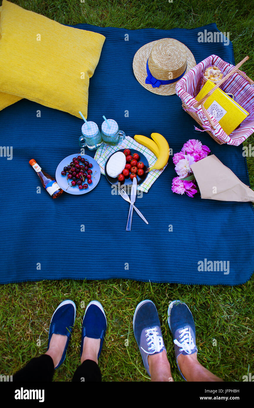 Family picnic outside apple hat hi-res stock photography and images - Alamy