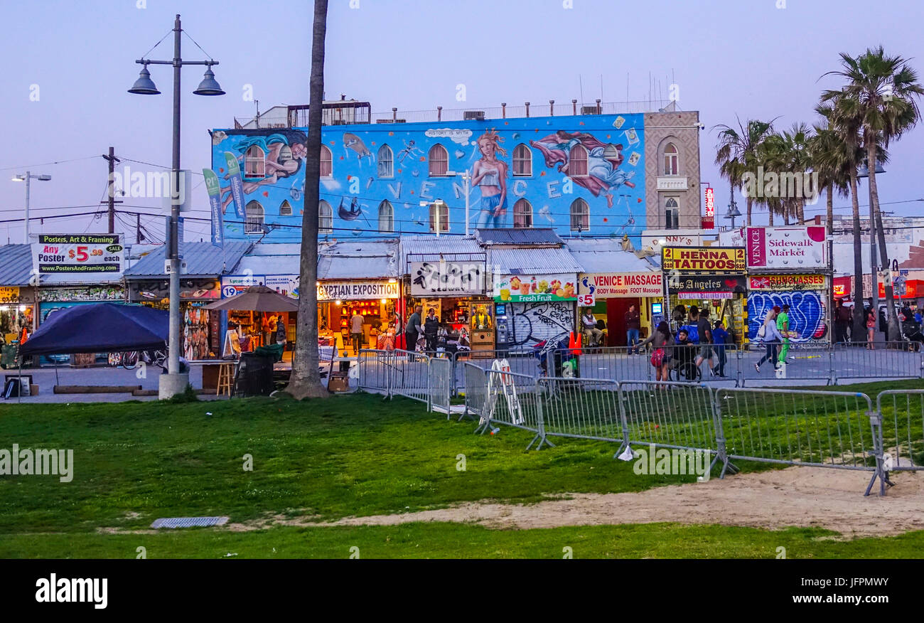 Venice Beach ocean walk in the evening Stock Photo Alamy