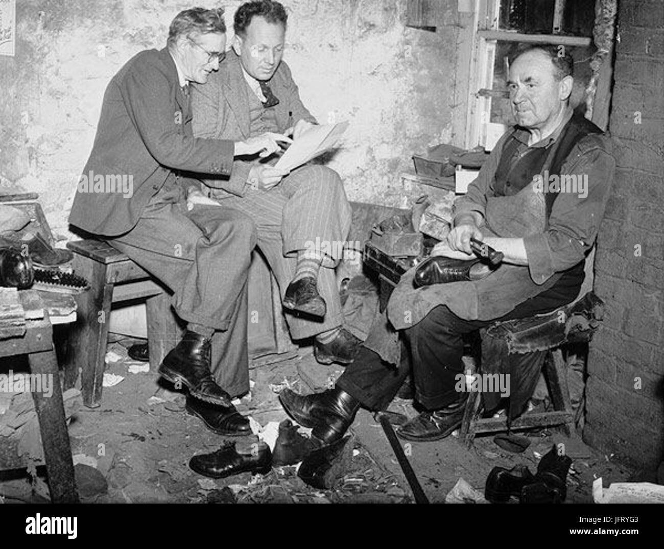 28Evan Jenkins and David Jones two folk poets from Ffair Rhos discussing their poems in a cobbler s workshop29 28634672624929 Stock Photo