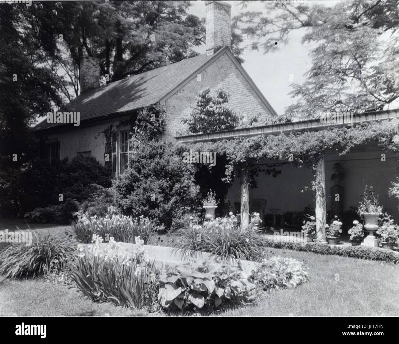 2hatham  Colonel Daniel Bradford Devore house 120 Chatham Lane Fredericksburg Stafford County Virginia. Porch and reflecting pool Stock Photo