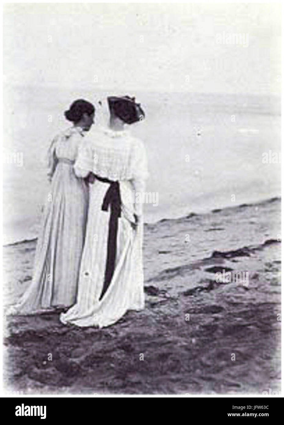 Anna Ancher og Marie Krøyer på Skagens Sønderstrand Foto af P.S. Krøyer Stock Photo