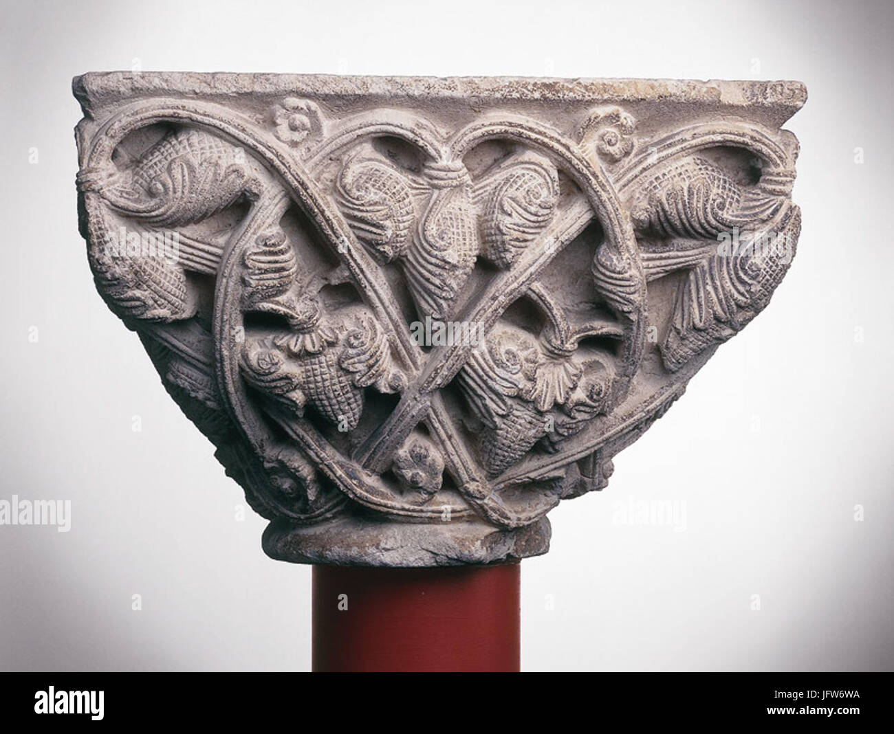 Anonyme toulousain - Chapiteau de colonne simple , Réseaux avec fruits grenus - Musée des Augustins - ME 171 (1) Stock Photo