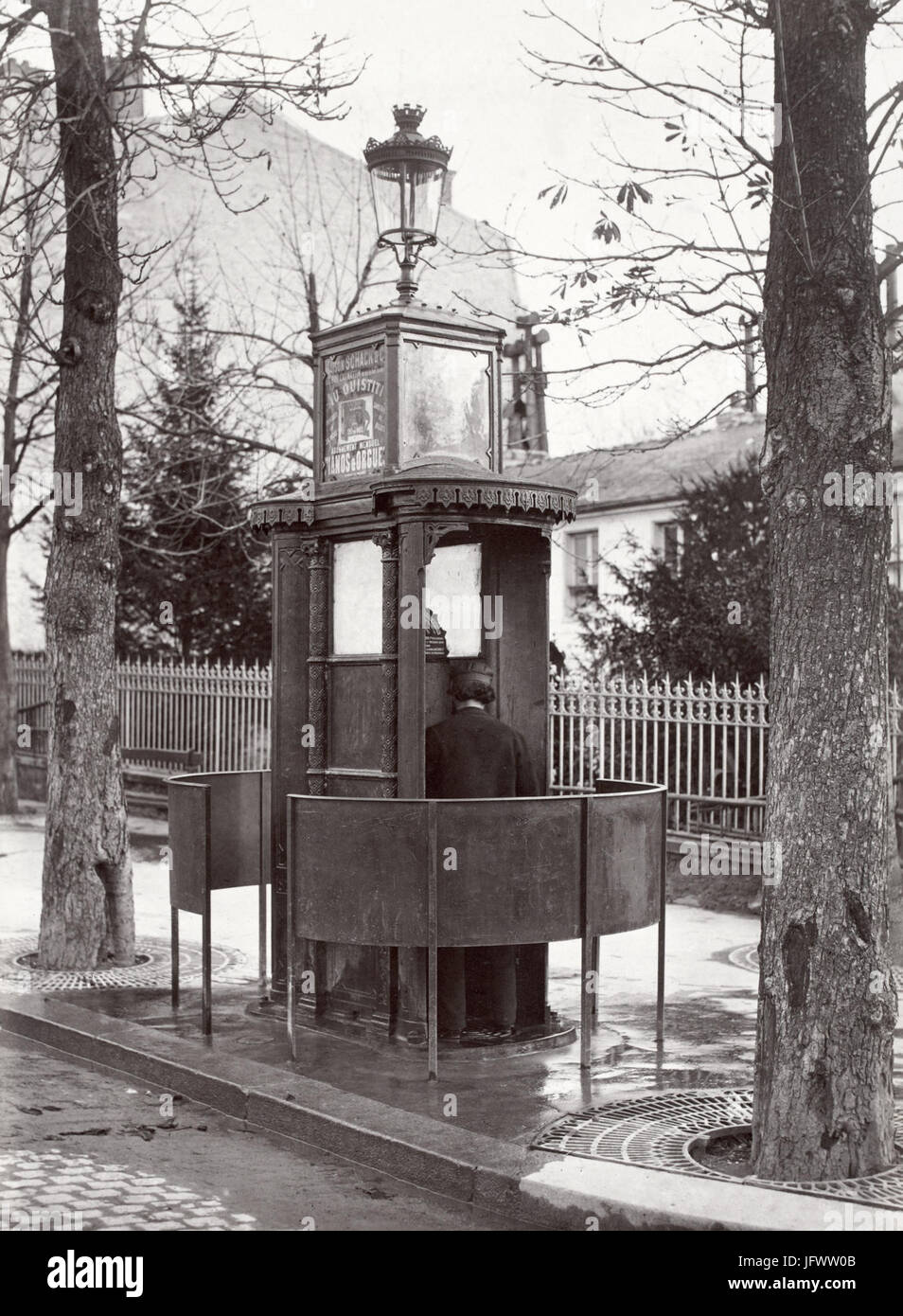 Charles Marville, Urinoir en fonte à 2 stalles avec écran, Chaussée de la Muette, ca. 1865 Stock Photo