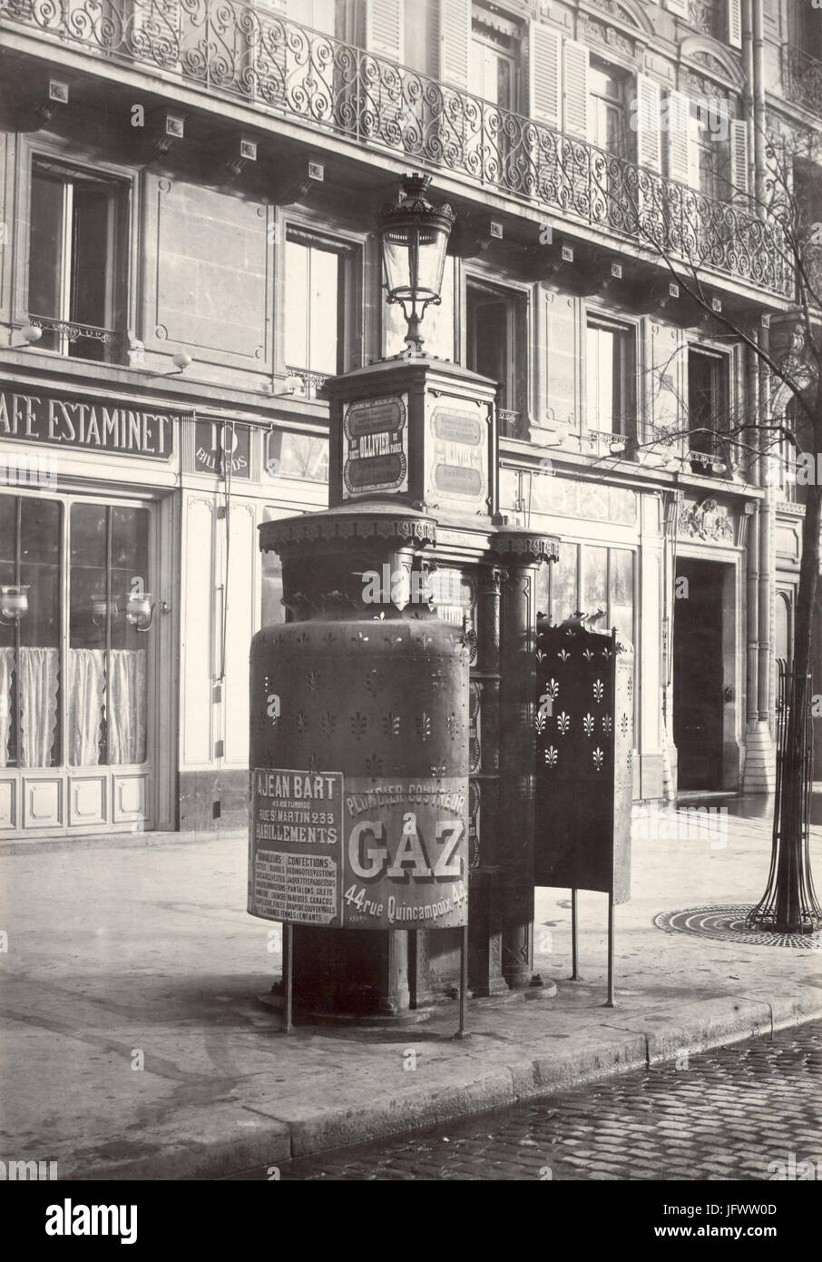 Charles Marville, Urinoir en fonte à 2 stalles avec écrans adhèrents, ca. 1865 Stock Photo