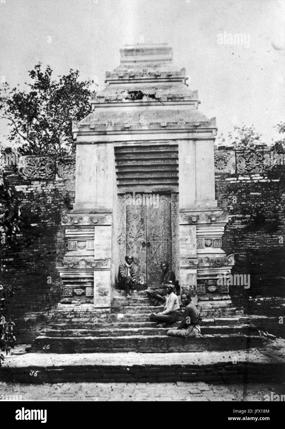 COLLECTIE TROPENMUSEUM Poort van de Sultansgraven in Pasar Gedé de oude  begraafplaats nabij Djokjakarta. TMnr 60004745 Stock Photo - Alamy, image size:923x1390