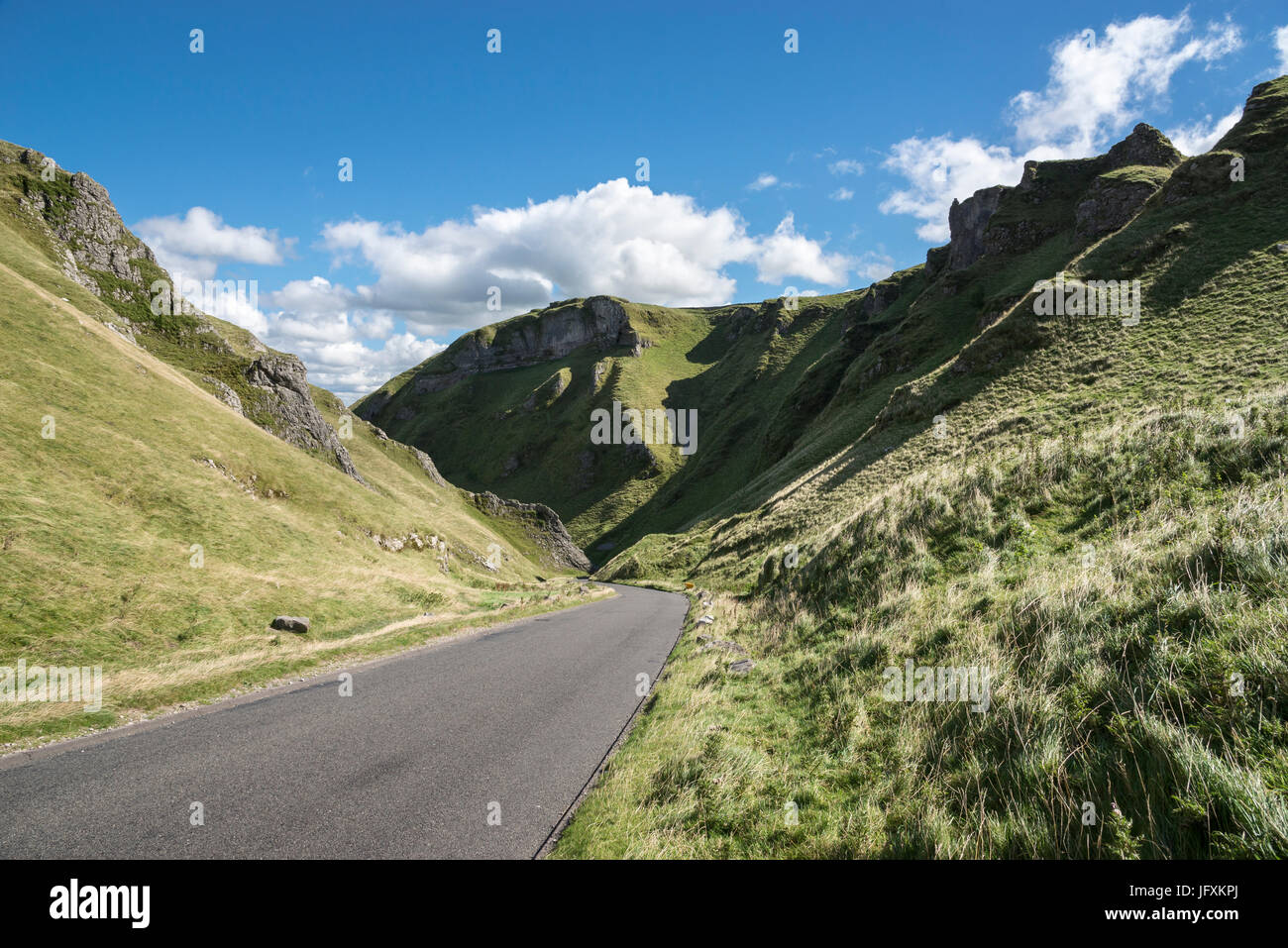 Winnats Pass, an area of dramatic limestone sceenry at Castleton in the Peak District, Derbyshire, England. Stock Photo