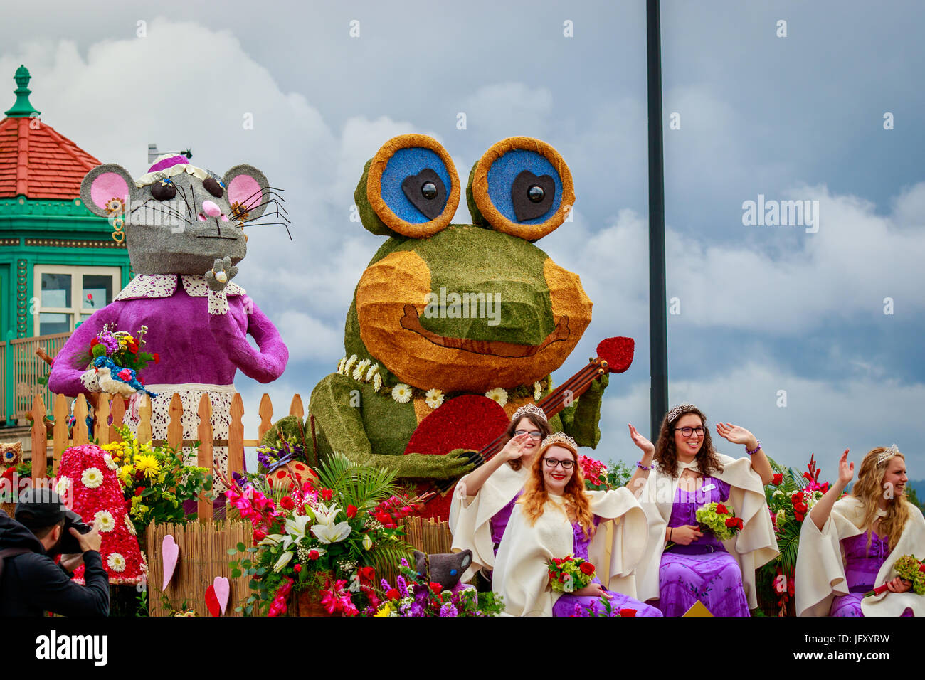 Oregon Rose Float Battle Ground Rose Float High Resolution Stock Photography and Images ...