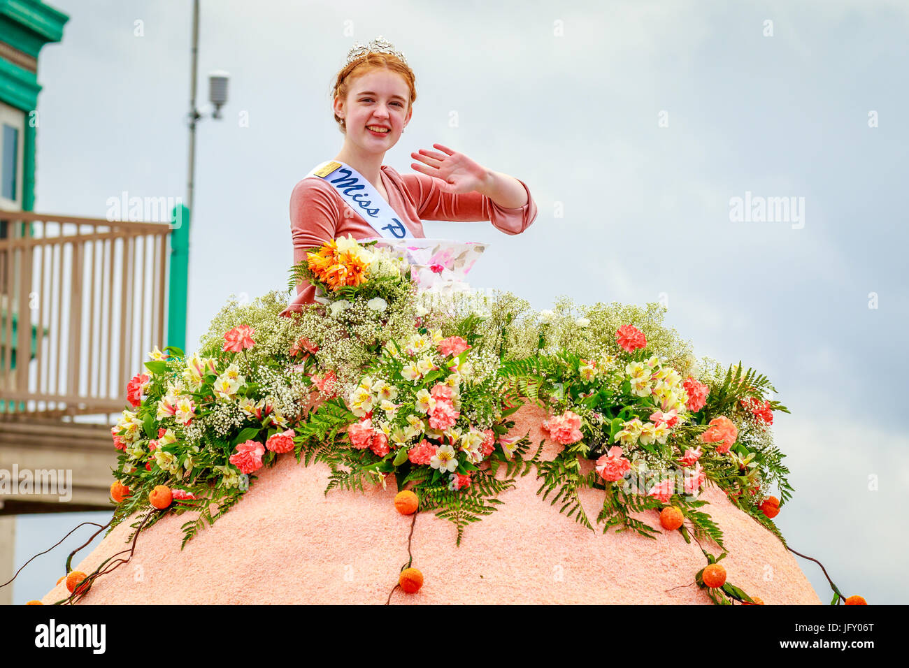 Portland, Oregon, USA - June 10, 2017: Penticton Peach Festival Mini-Float in the Grand Floral Parade, as it stretched through the rain, during Portla Stock Photo