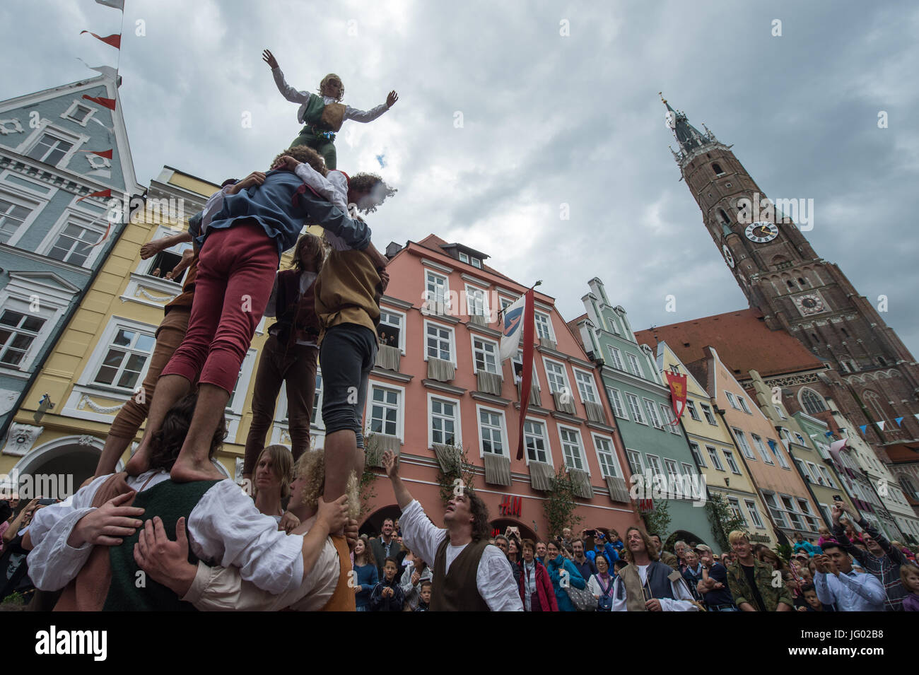 Landshut, Germany. 2nd July, 2017. People in historical costumes perform shortly before the parade of the Landshut Wedding (German: 'Landshuter Hochzeit') in the old town of Landshut, Germany, 2 July 2017. The citizens of the Lower Bavarian regional capital reenact the wedding ceremony of the the son of the Duke of Bavaria, George, and the Polish King's daughter Hedwig in 1475. Photo: Armin Weigel/dpa/Alamy Live News Stock Photo