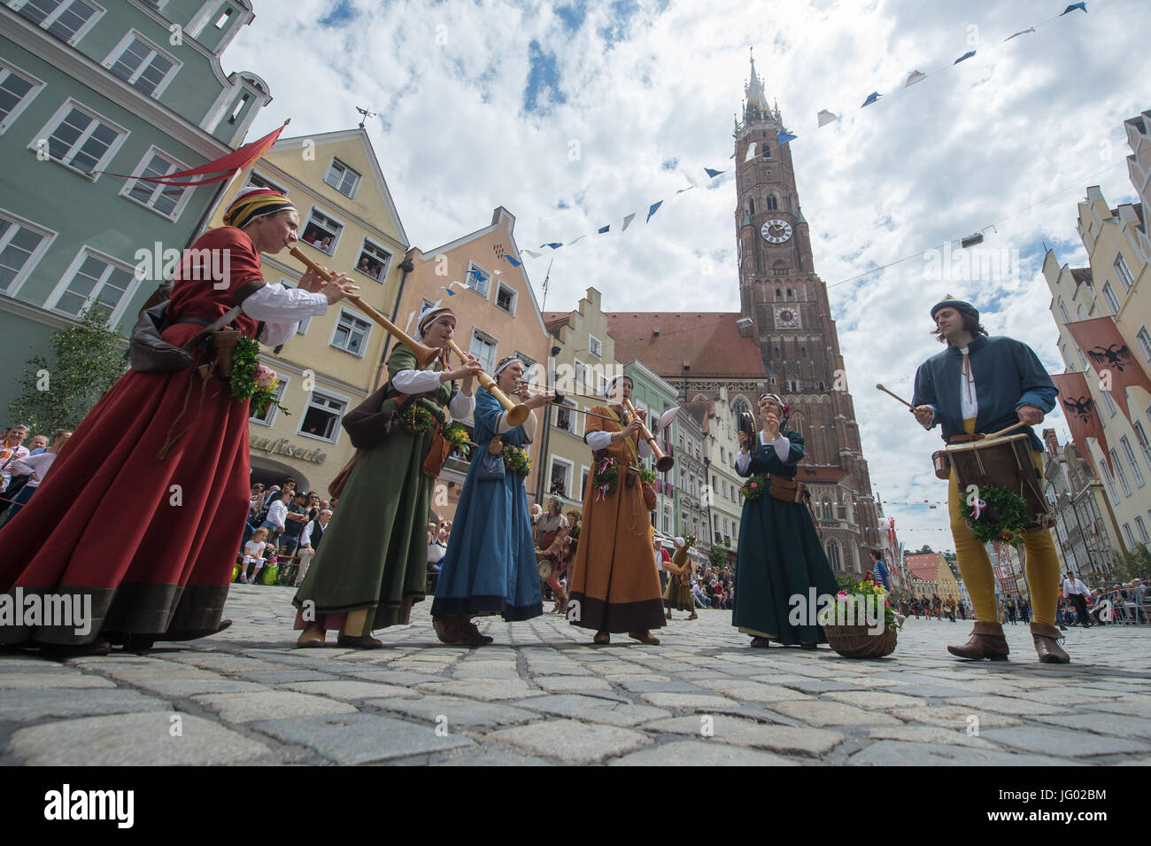 Landshut, Germany. 2nd July, 2017. Musicians in costumes perform at the parade of the Landshut Wedding (German: 'Landshuter Hochzeit') in the old town of Landshut, Germany, 2 July 2017. The citizens of the Lower Bavarian regional capital reenact the wedding ceremony of the the son of the Duke of Bavaria, George, and the Polish King's daughter Hedwig in 1475. Photo: Armin Weigel/dpa/Alamy Live News Stock Photo