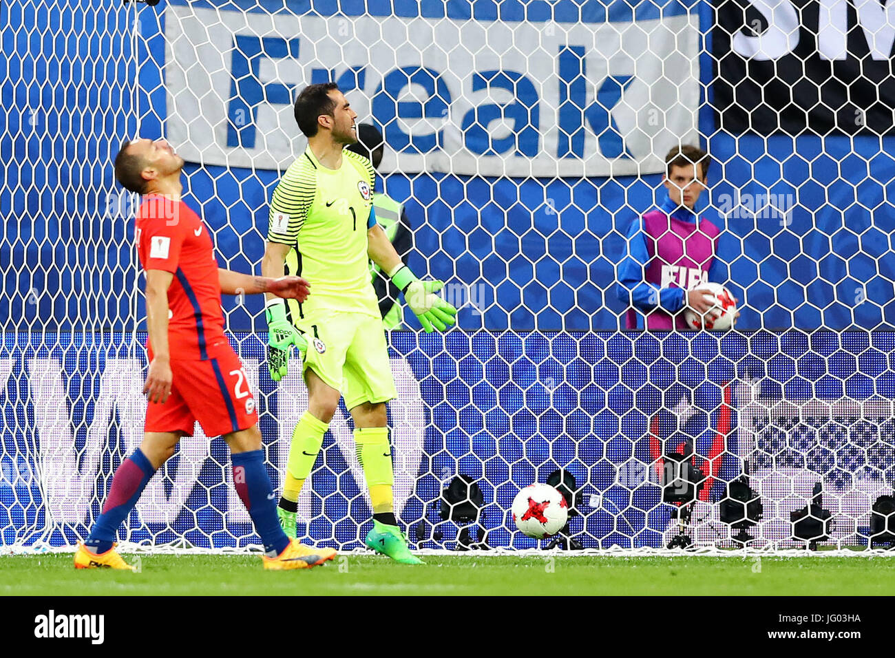 St Petersburg, Russia. 2nd July, 2017. CHILE VS GERMANY - Marcelo Diaz and Claudio Bravo of Chile regret the goal conceded during a match between Chile and Germany at the 2017 Confederations Cup Final this Sunday at the Krestovsky Stadium in St Petersburg, Russia. (Photo: Heuler Andrey/DiaEsportivo/Fotoarena/Alamy Live News) Stock Photo