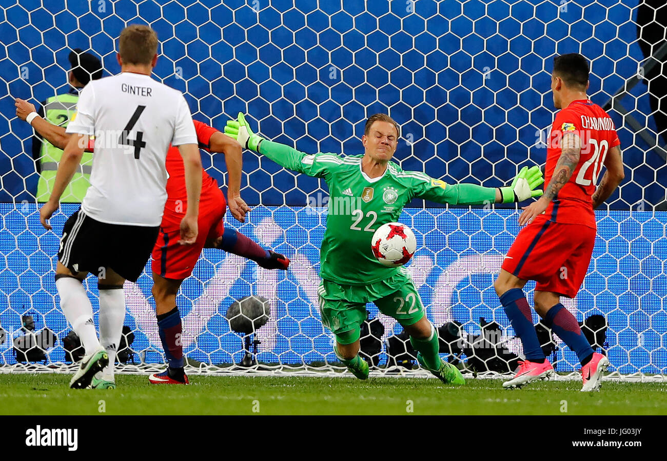 St Petersburg, Russia. 2nd July, 2017. CHILE VS GERMANY - Marc-Andre TER STEGEN of Germany defends from the chase of Alexis SANCHEZ of Chile during a match between Chile and Germany at the final of the Confederations Cup 2017, on Sunday (2), held at the Krestovsky Stadium (Zenit Arena) in St. Petersburg, Russia. (Photo: Rodolfo Buhrer/La Imagem/Fotoarena/Alamy Live News) Stock Photo