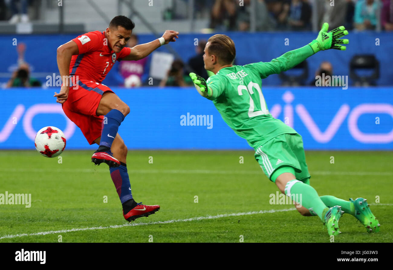 Saint Petersburg, Russia. 2nd July, 2017. Chile's Alexis Sanchez (l) and Germany's goalkeeper Marc-Andre ter Stegen in action during the Confederations Cup finale between Chile and Germany at the Saint Petersburg Stadium in Saint Petersburg, Russia, 2 July 2017. Photo: Christian Charisius/dpa/Alamy Live News Stock Photo