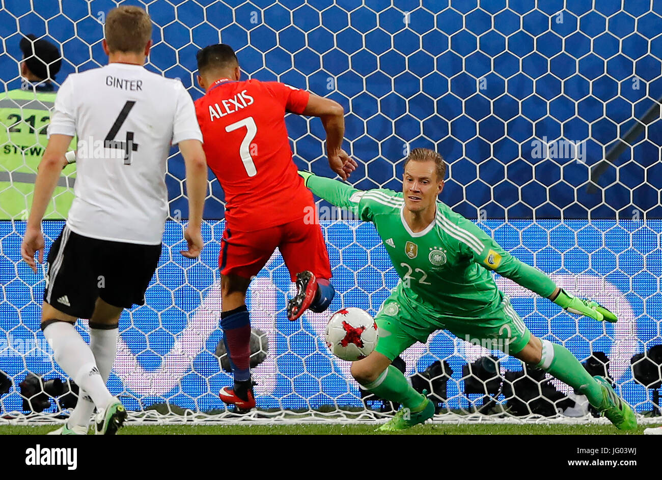 St Petersburg, Russia. 2nd July, 2017. CHILE VS GERMANY - Marc-Andre TER STEGEN of Germany defends from the chase of Alexis SANCHEZ of Chile during a match between Chile and Germany at the final of the Confederations Cup 2017, on Sunday (2), held at the Krestovsky Stadium (Zenit Arena) in St. Petersburg, Russia. (Photo: Rodolfo Buhrer/La Imagem/Fotoarena/Alamy Live News) Stock Photo