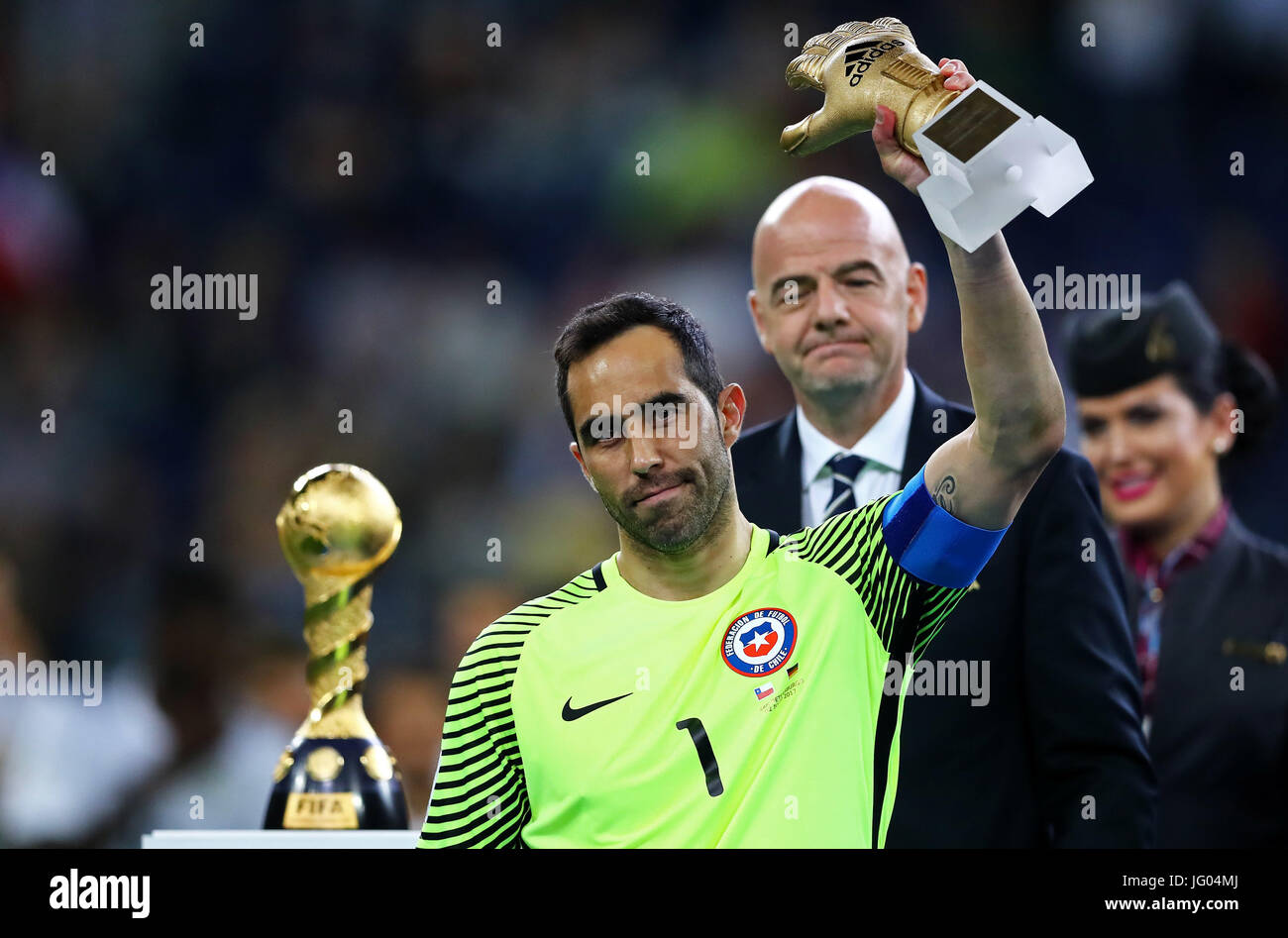 St. Petersburg, Russia. 2nd July, 2017. Claudio Bravo of Chile receives the title of lesser goalkeeper after Chile-Germany match valid for the 2017 Confederations Cup Final this Sunday (02), held at the Krestovsky Stadium (Zenit Arena) in St. Petersburg, Russia. (Photo: Heuler Andrey/DiaEsportivo/Fotoarena) Stock Photo