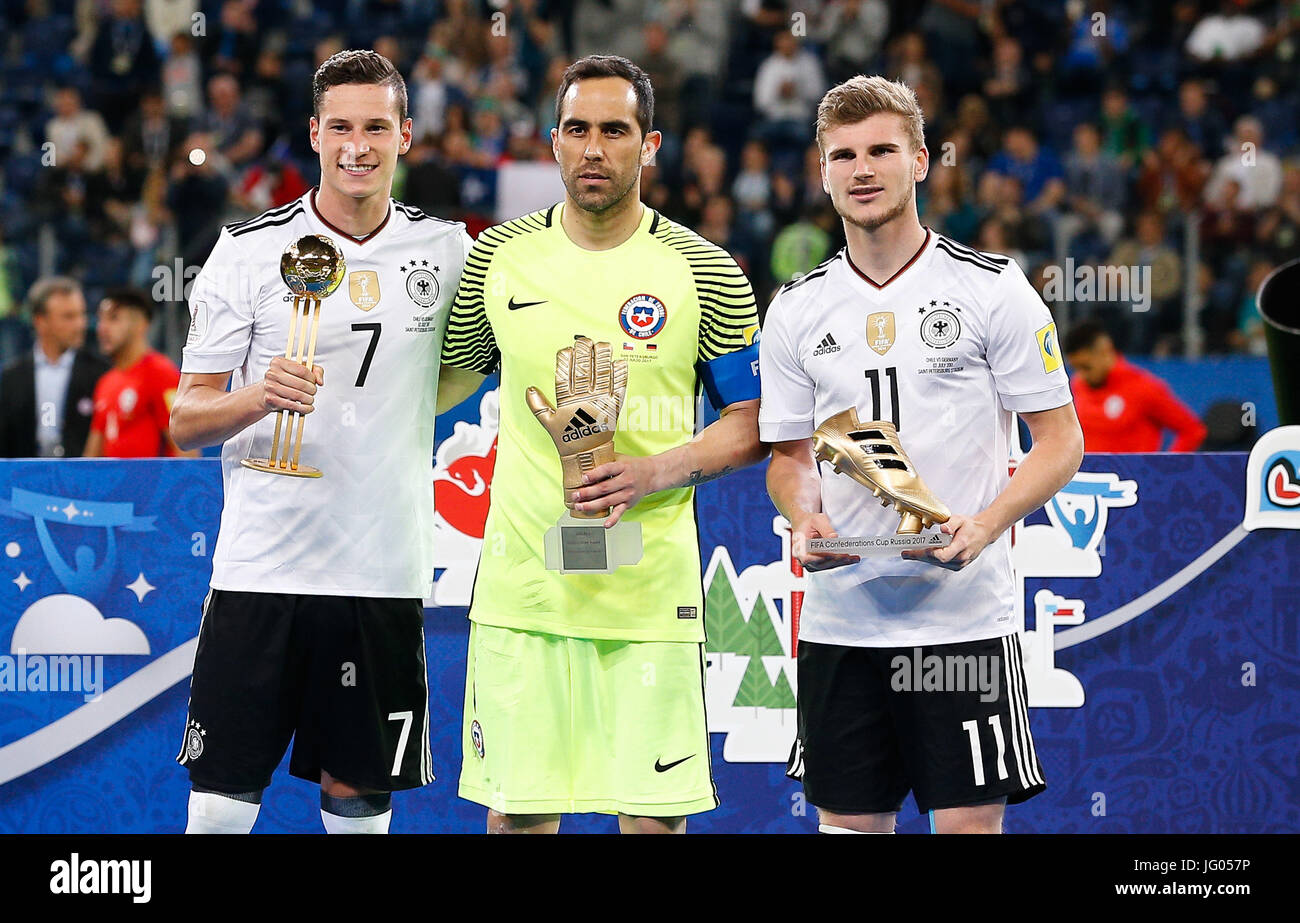 St. Petersburg, Russia. 2nd July, 2017. DRAXLER Julian from Germany (Bola de Ouro), BRAVO Claudio from Chile (Best Goalkeeper) and WERNER Timo from Germany (Artilheiro) after a match between Chile and Germany valid for the final of the Confederations Cup 2017 on Sunday (2), held at the Stadium Krestovsky (Zenit Arena) in St. Petersburg, Russia. (Photo: Marcelo Machado de Melo/Fotoarena) Stock Photo