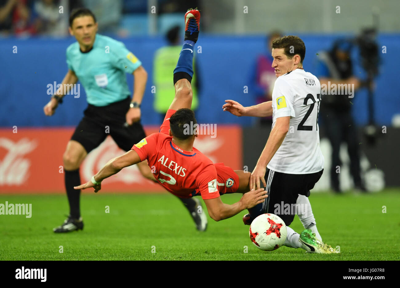 Saint Petersburg, Russia. 2nd July, 2017. Chile's Alexis Sanchez (M) and Germany's Sebastian Rudy vie for the ball during the Confederations Cup finale between Chile and Germany at the Saint Petersburg Stadium in Saint Petersburg, Russia, 2 July 2017. Photo: Marius Becker/dpa/Alamy Live News Stock Photo