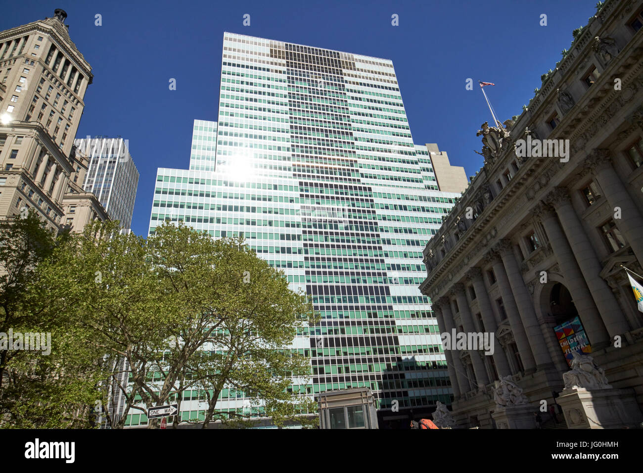 bowling green and 2 broadway with the alexander hamilton custom house New York City USA Stock Photo