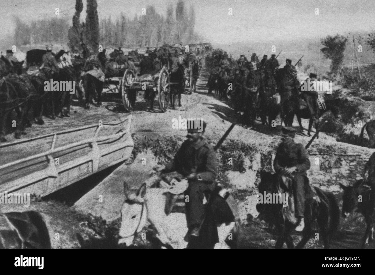 Französische und griechische Truppen auf dem Marsch bei Saloniki Stock Photo