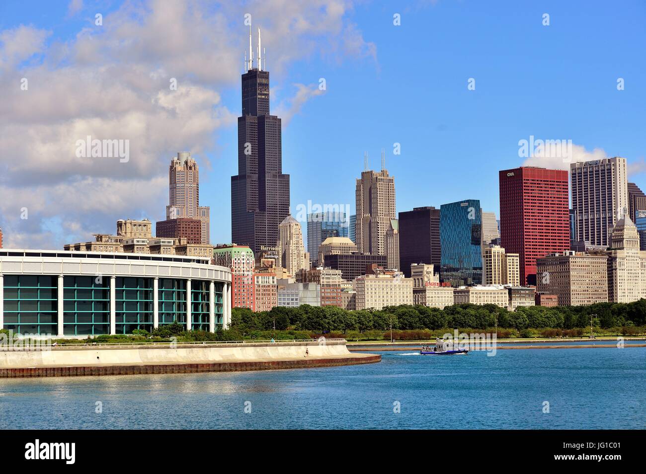 The Chicago lakefront and a portion of the city skyline as seen from the Museum Campus on a warn, late spring morning. Chicago, Illinois, USA. Stock Photo