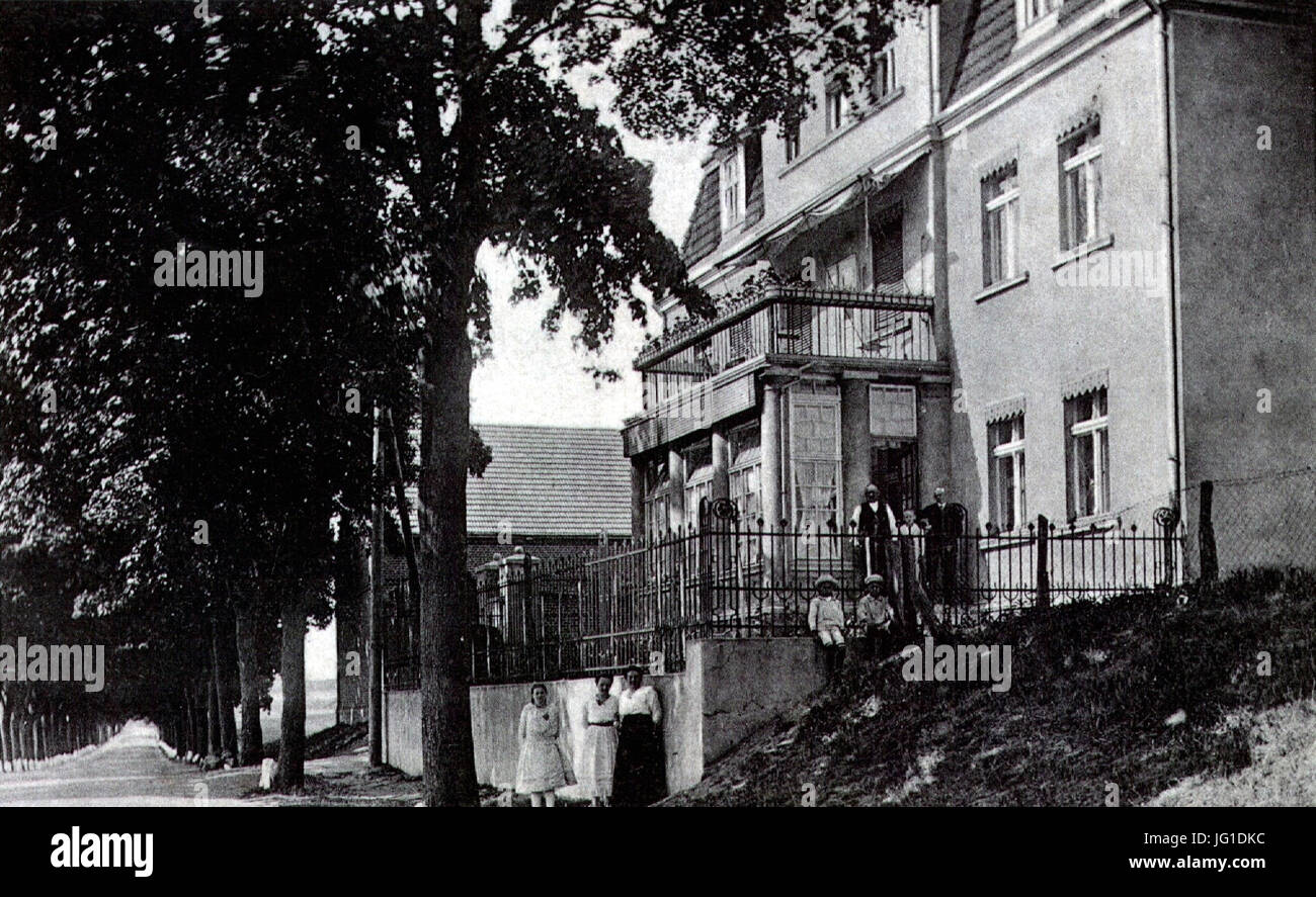 Gülzow in Pommern - Camminer Chaussee mit Villa Hilgendorf Stock Photo