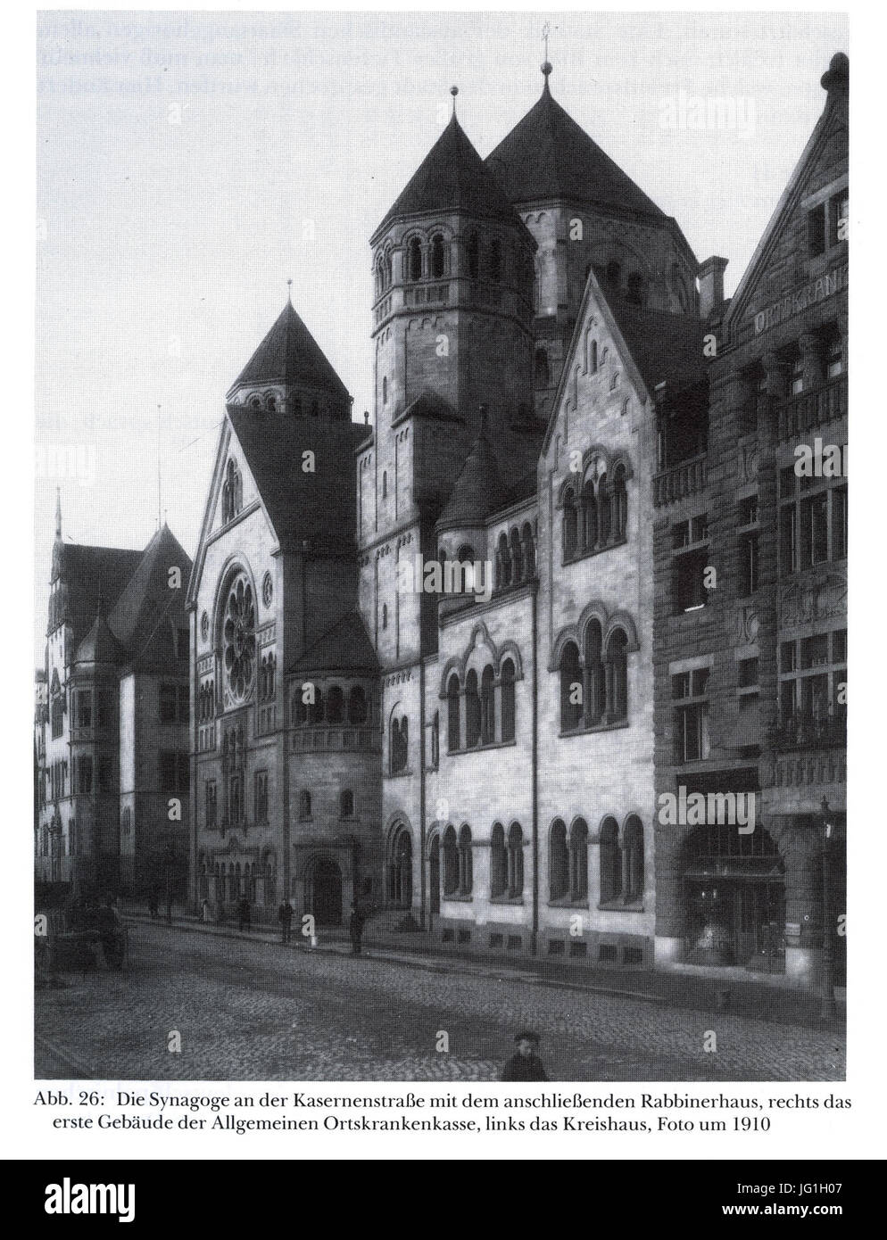 Düsseldorf, Synagoge an der Kasernenstraße mit dem anschließenden Rabbinerhaus, rechts das erste Gebäude der Allgemeinen Ortskrankenkasse, links das Kreishaus. Foto um 1910 Stock Photo