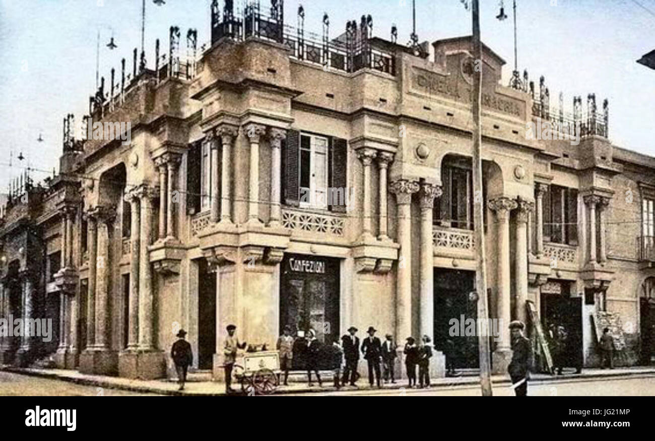 Il Cine-Teatro Trinacria all incrocio tra la Via Maddalena e Via Giordano Bruno a Messina Stock Photo