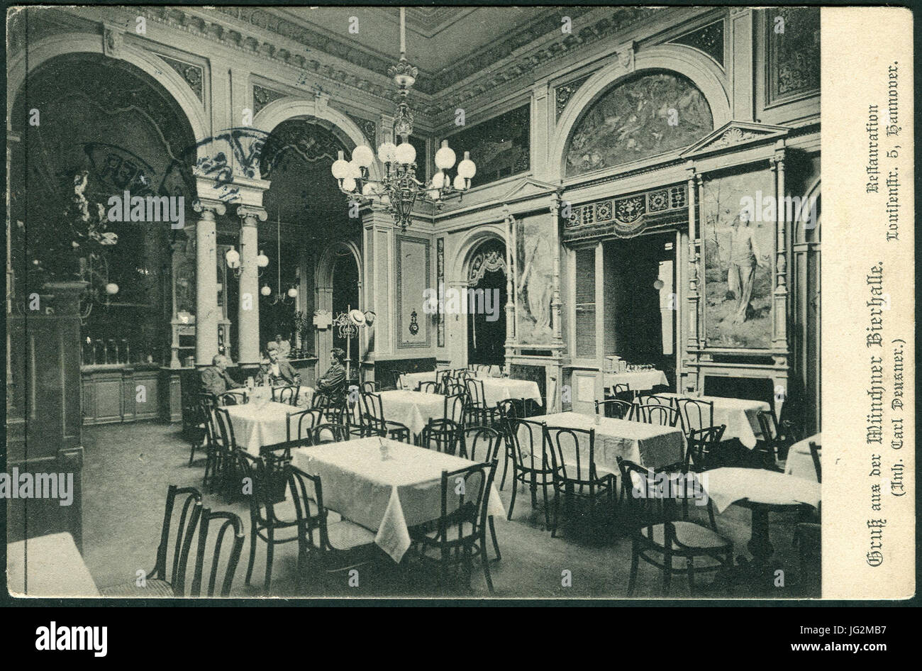 Karl F. Wunder PC Gruß aus der Münchner Bierhalle, Restauration, Louisenstr. 5, Hannover (Inh. Carl Deusner) Bildseite Inneneinrichtung mit Personengruppe Stock Photo