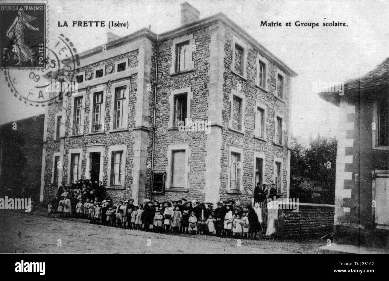 La Frette, mairie et groupe scolaire en 1909, p 89 de L'Isère les 533 communes - L C Stock Photo