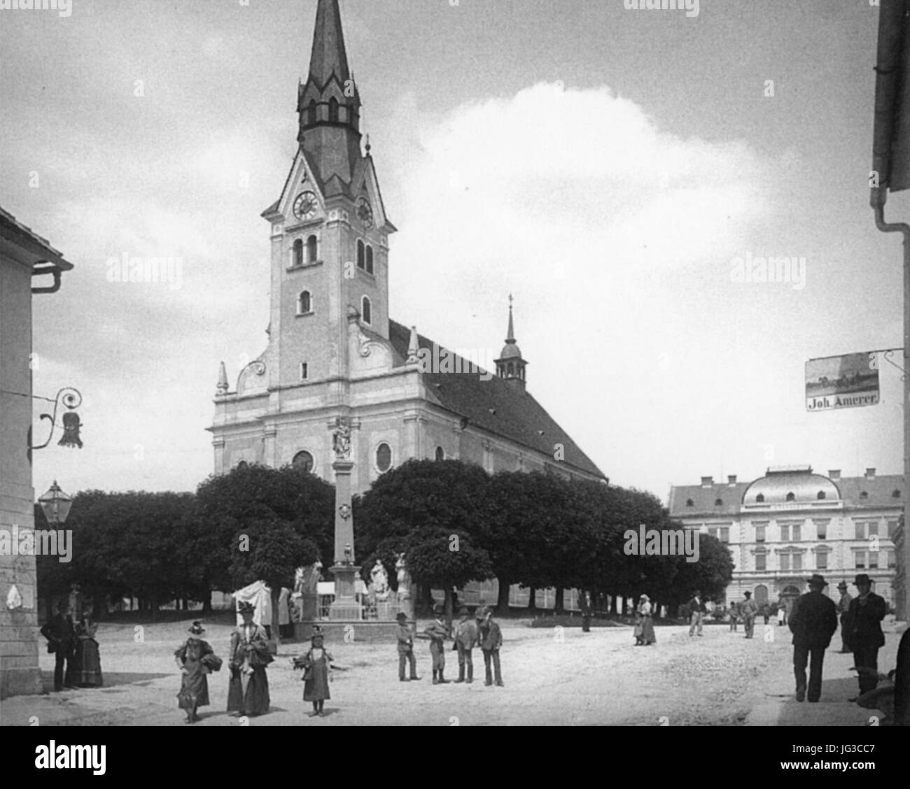 Gleisdorf - Platz vor der Stadtpfarrkirche mit Mariensäule Obj. ID 56643 - 1898 Stock Photo
