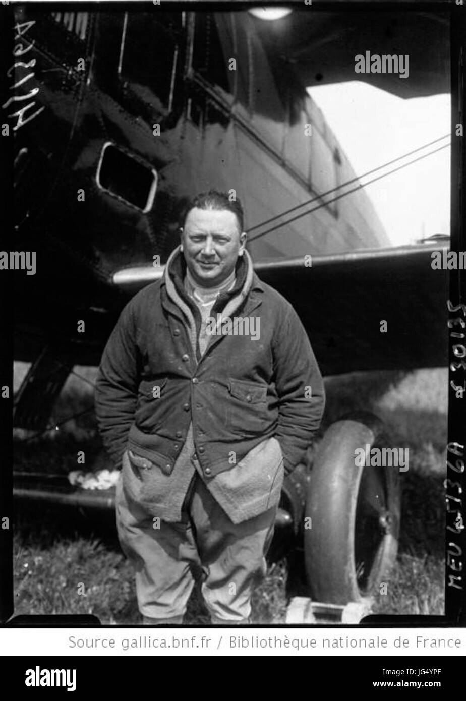 Portrait de Georges Pelletier-Doisy devant son avion à Villacoublay Stock Photo