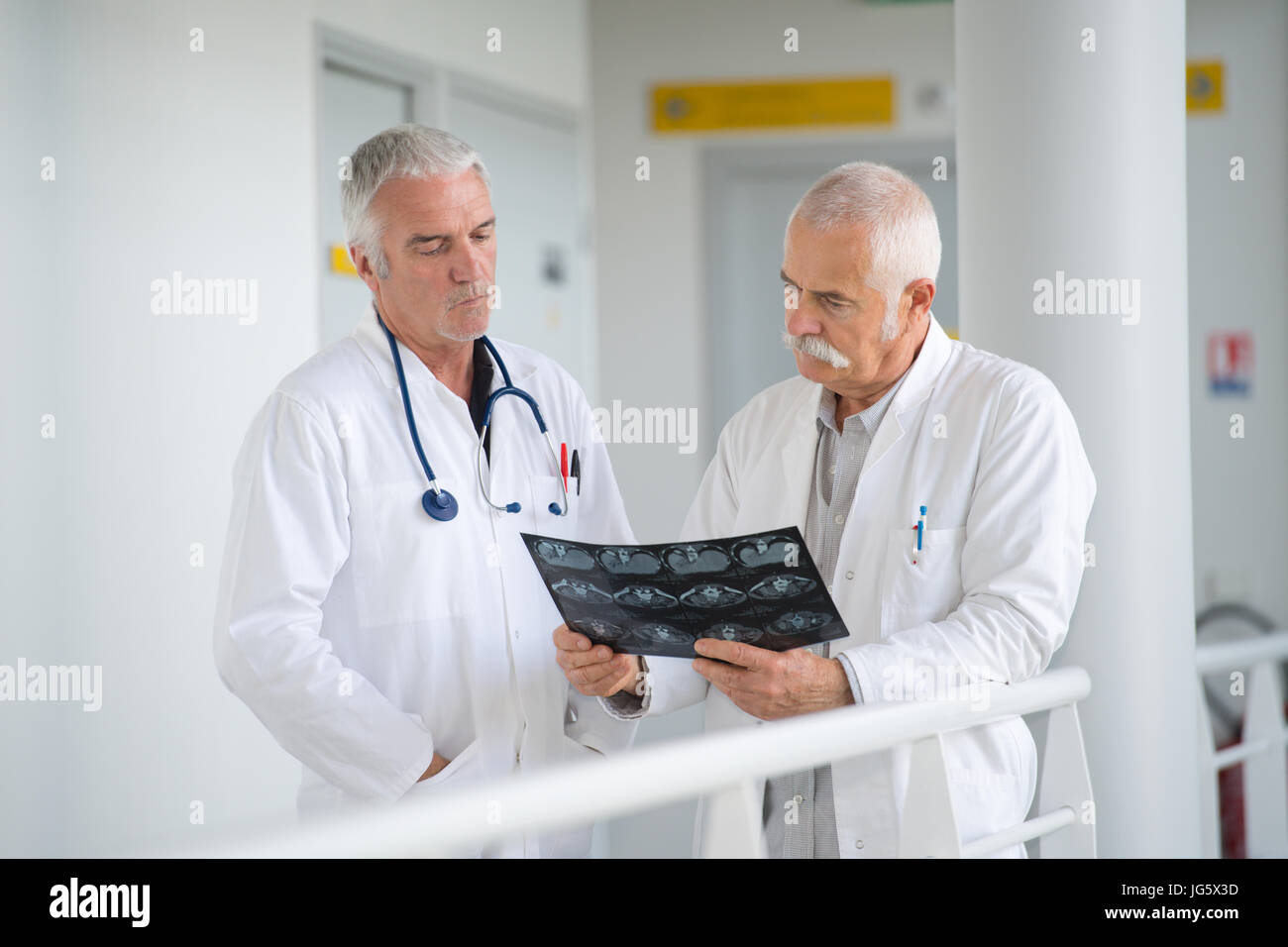 Male doctors rays hi-res stock photography and images - Alamy