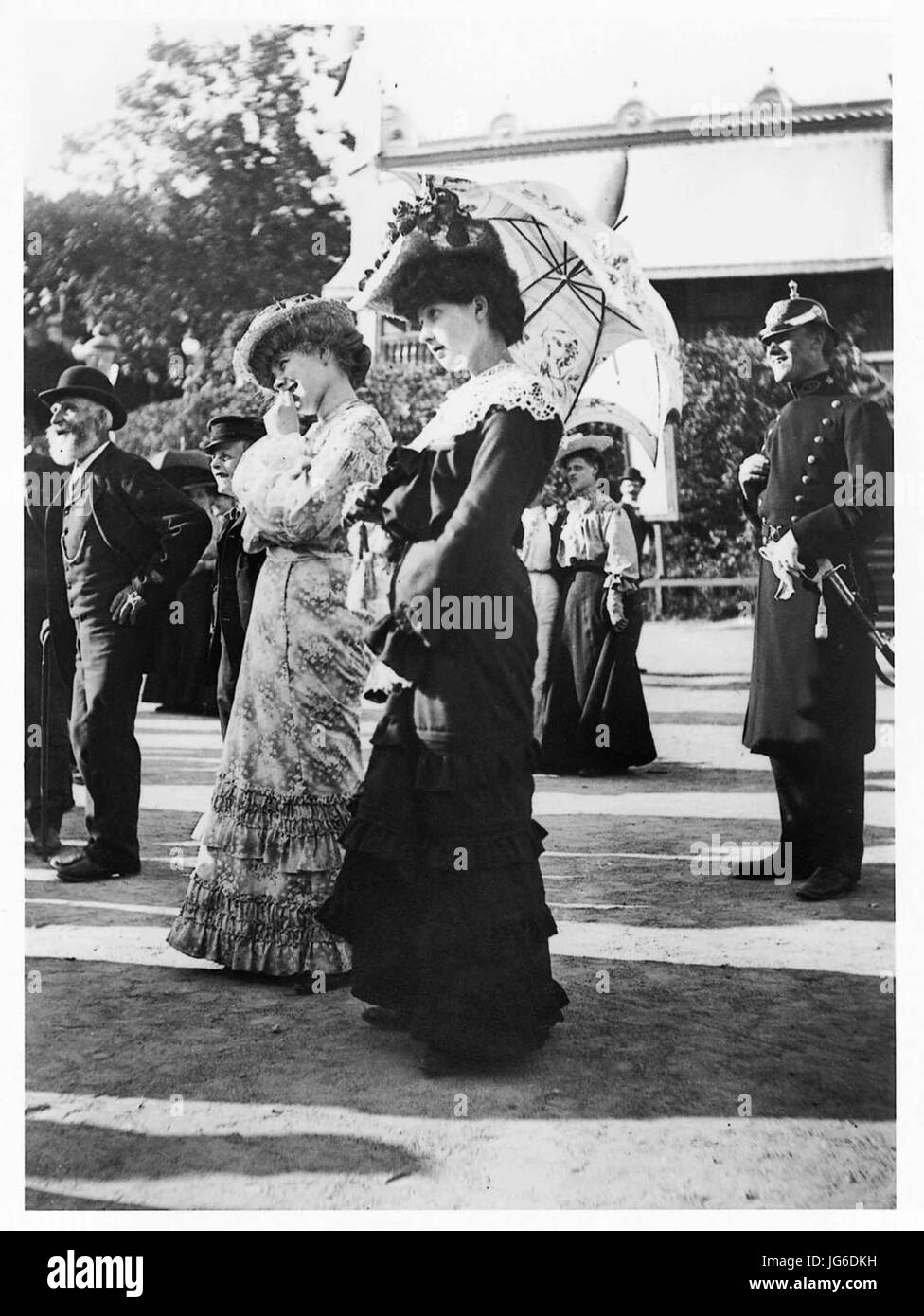 Publik framför kasperteater på Djurgårdsslätten i Stockholm, 1905-06-25 - Nordiska Museet - NMA.005 32 Stock Photo