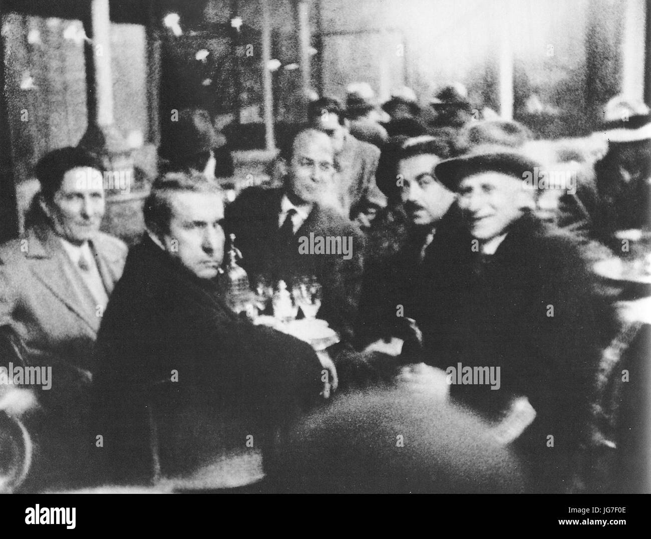 Tériade, Pablo Manès, Gargallo, Christian Zervos, Café du Däme, Paris, circa 1930   Archives P. Gargallo Stock Photo