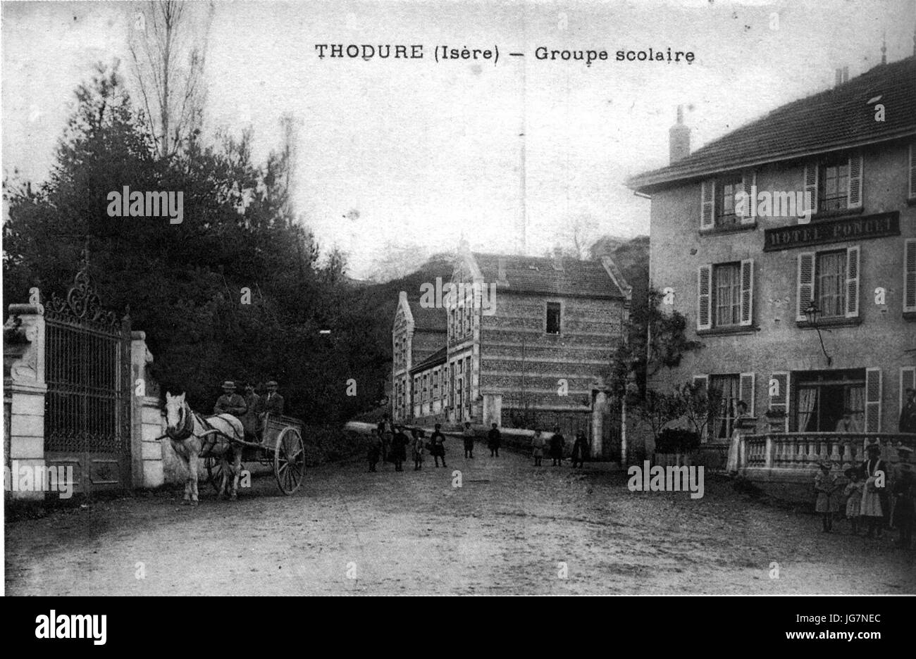 Thodure, groupe scolaire, 1910, p250 de L'Isère les 533 communes Stock Photo