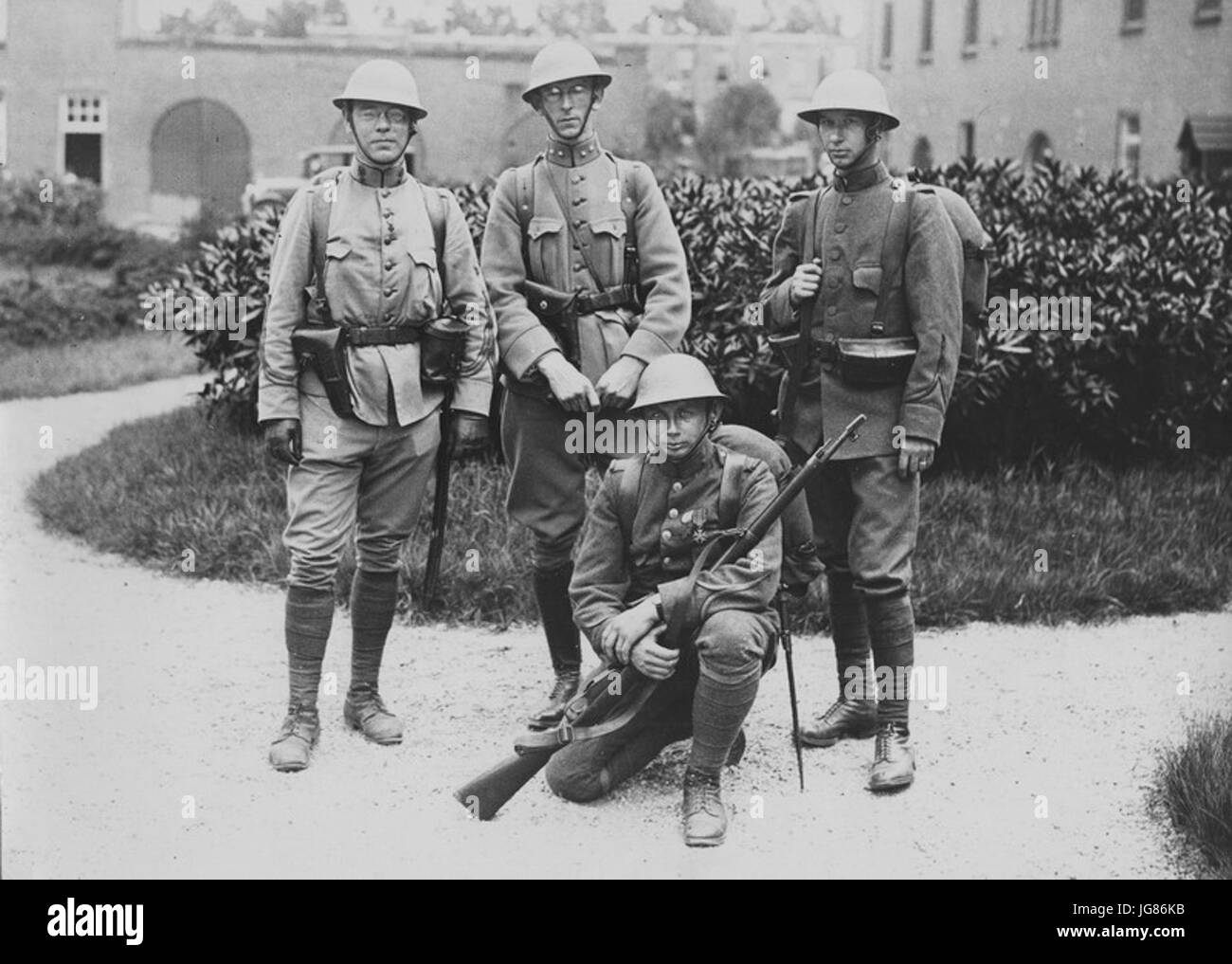 Vier Nederlandse militairen poseren met hun bewapening in hun eerste grijs met b - F49704 - KNBLO Stock Photo