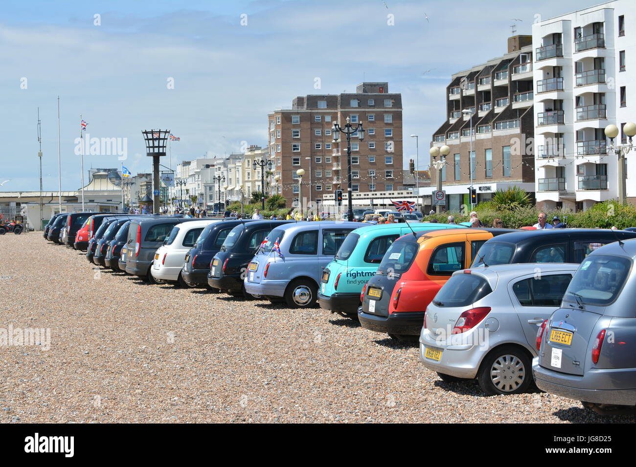Worthing, West Sussex, England, UK. Tuesday 4th July 2017. London cab drivers bring 200 WWII veterans from across London to the seaside town of Worthing, West Sussex, UK today for a day in hot sunny weather by the sea. Credit: Geoff Smith / Alamy Live News Stock Photo