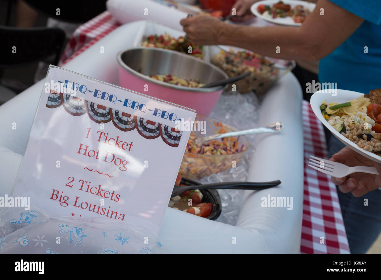Long Beach, USA. 04th July, 2017. The pot luck food line at the Bluff Heights 4th of July Block Party, Long Beach, CA Credit: Kayte Deioma/Alamy Live News Stock Photo