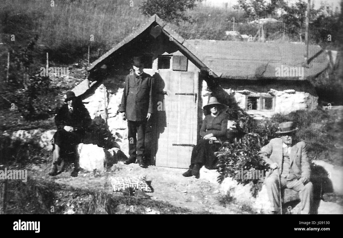 Wolfgang Stocks Großeltern und Eltern vor seinem Häuschen 1930 (WS12) Stock Photo