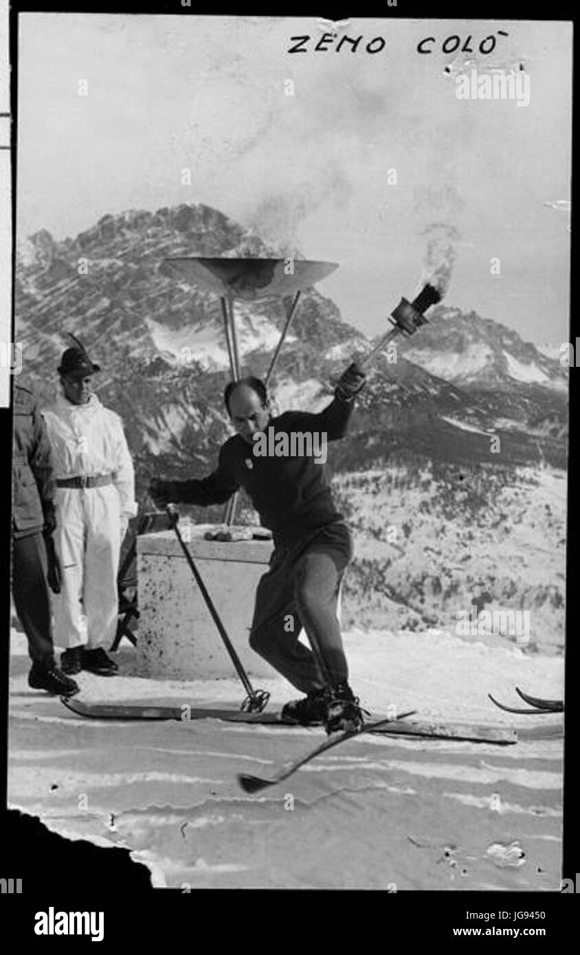 Zeno Colò con la torcia olimpica di Cortina 1956 Stock Photo Alamy