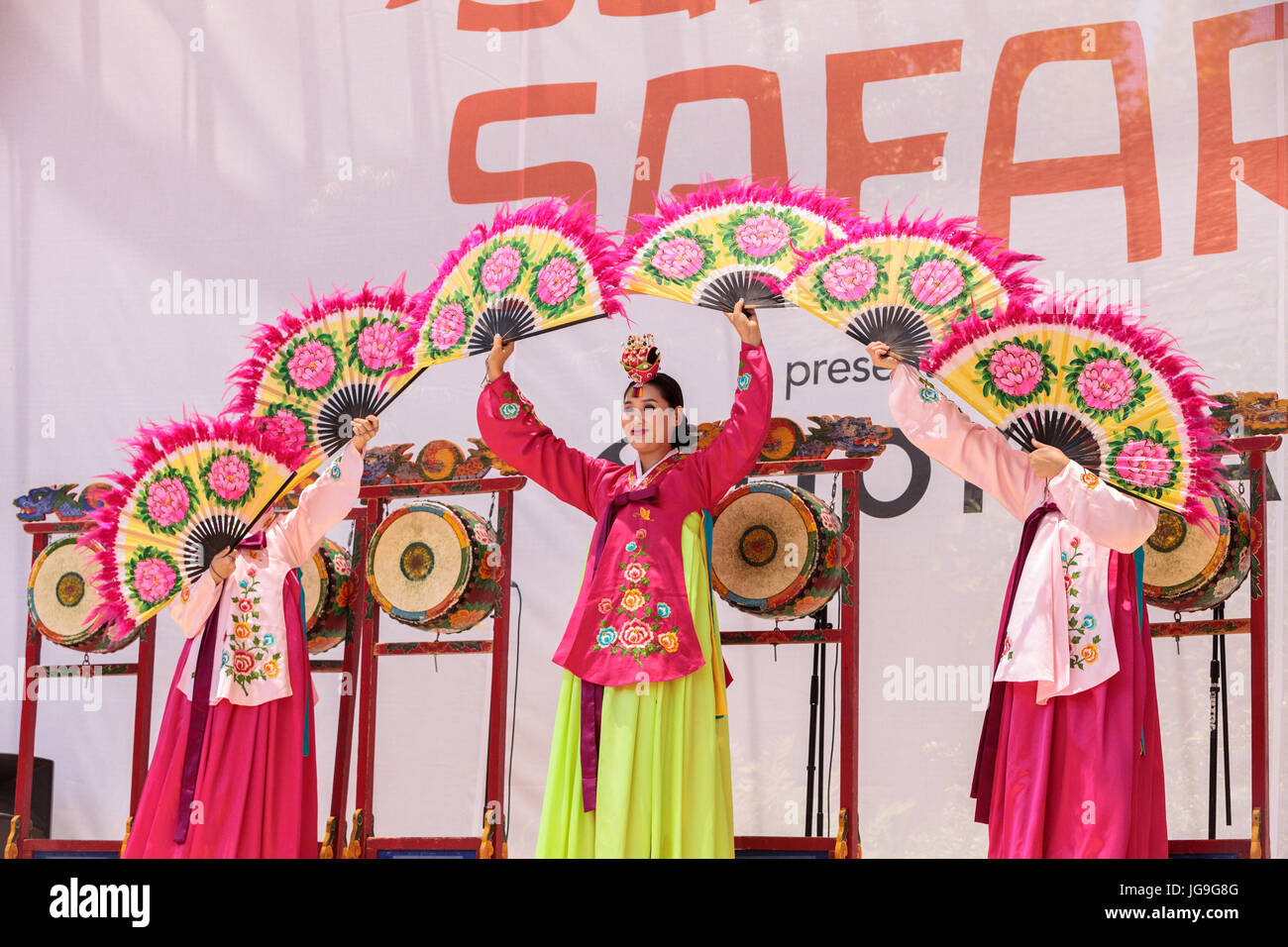Korean fan dance hi-res stock photography and images - Alamy