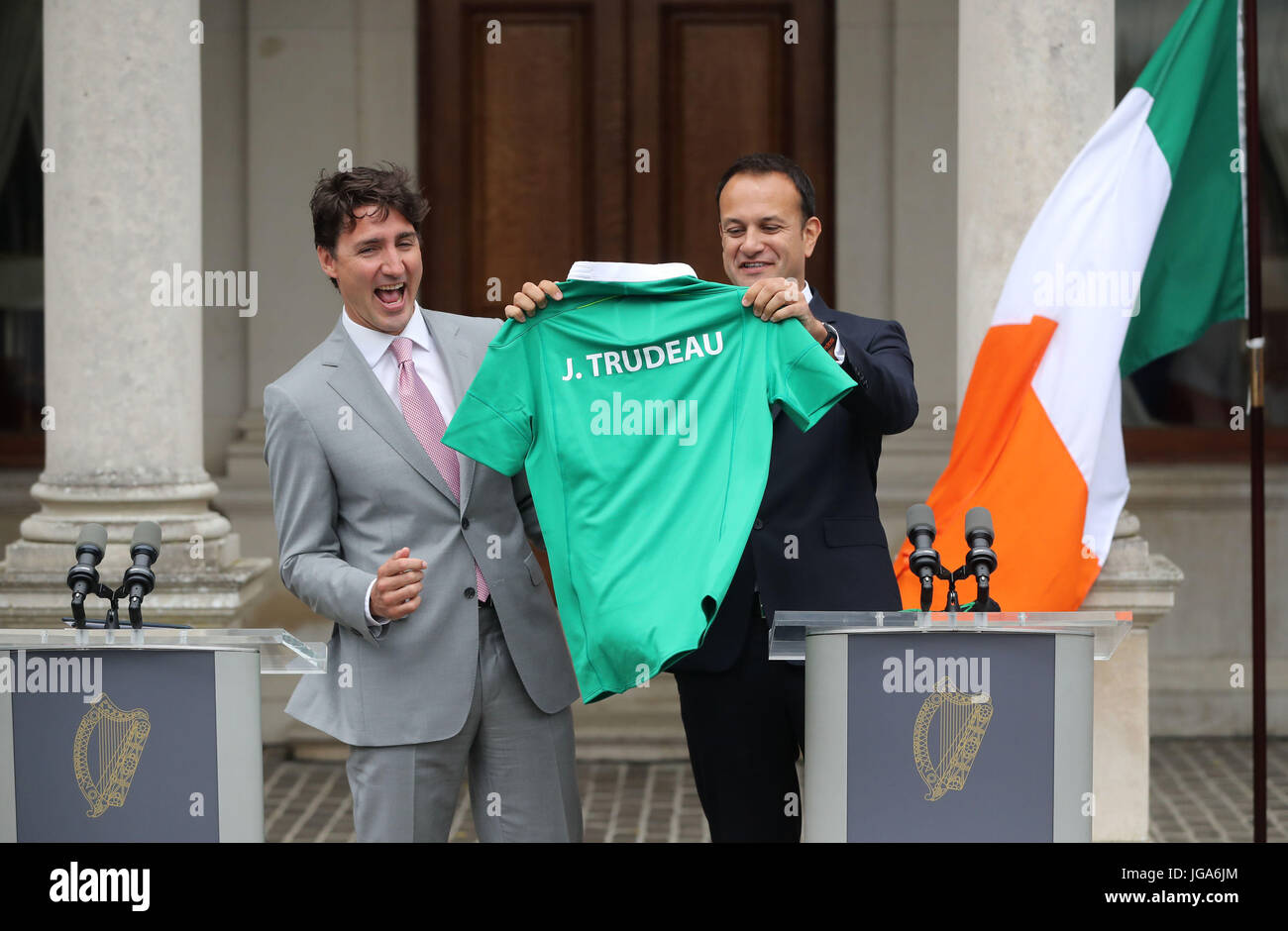 Irish Taoiseach Leo Varadkar (right) gives Canadian Prime Minister ...